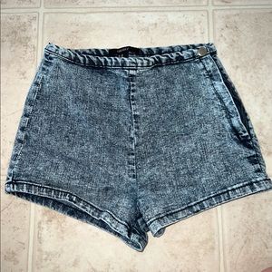 Fitted Jean shorts with Side Zipper